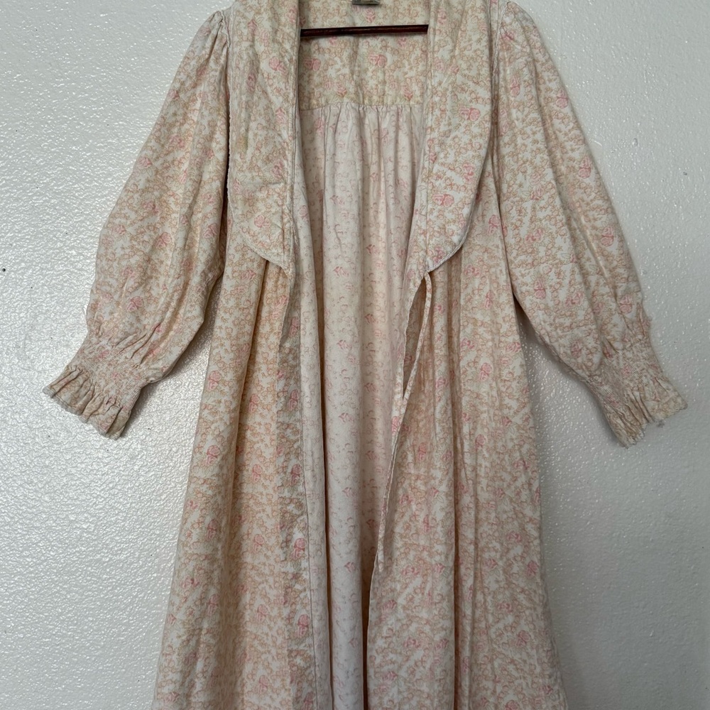 Gilligan & O'Malley Cream and Pink Floral Garment size M  Long Slevee